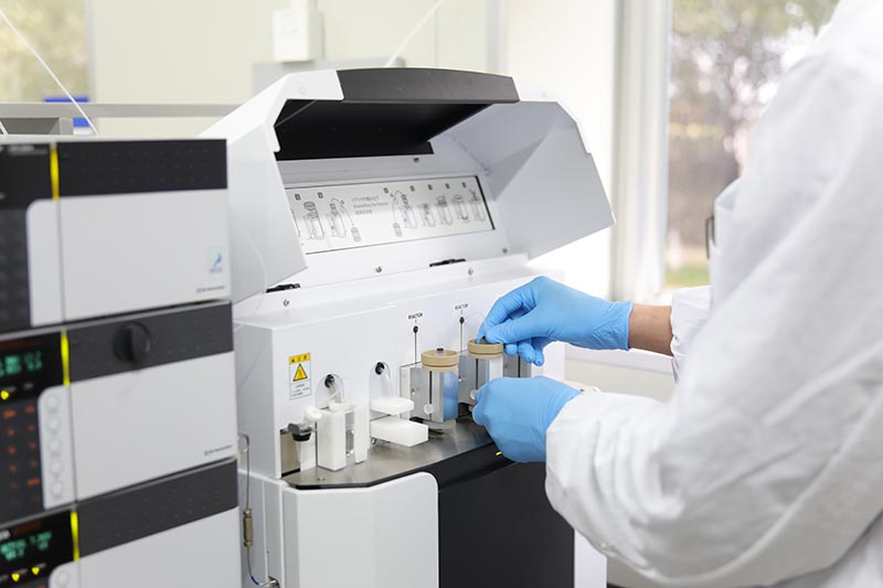 AmbioPharm peptide synthesis chemist and lab equipment